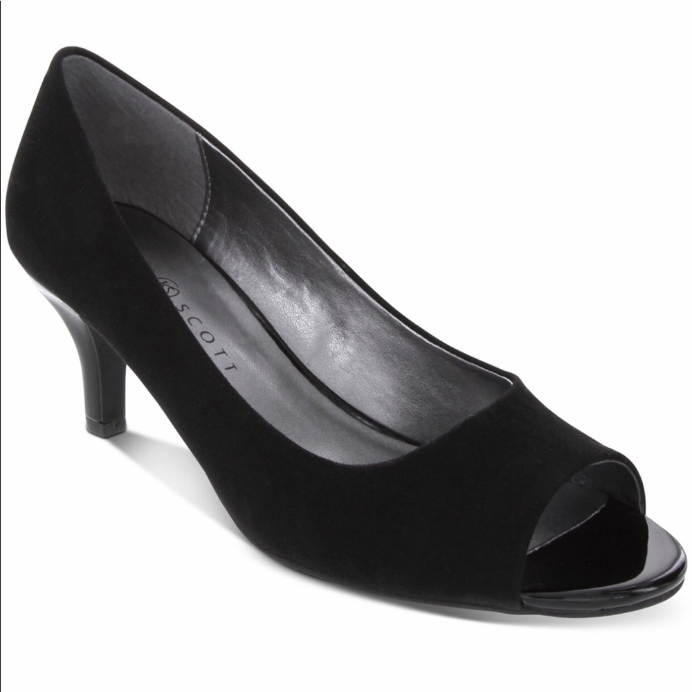 NWT Karen Scott peep toe slip on pump in 2 sizes.